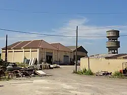 La salle des machines et le château d'eau.