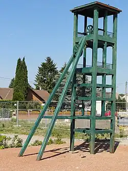 Une reproduction du chevalement du puits Hérin no&nbsp;3.