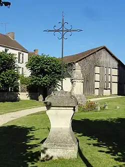 Ancienne croix de cimetière à côté de l'église.