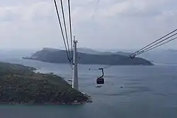 Ligne du téléphérique survolant la mer