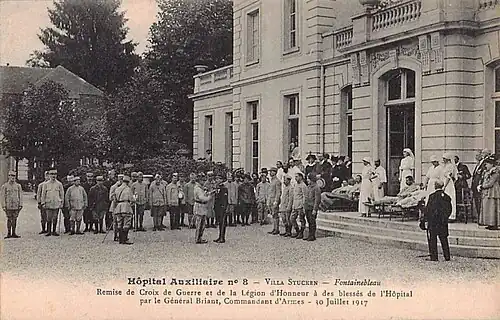 Remise de croix de guerre et de la Légion d'honneur à des blessés de l'hôpital par le général Briant, commandeur d'armes, dans la cour d'honneur, le 30 juillet 1917.