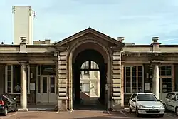 Porche d'entrée de la cour.