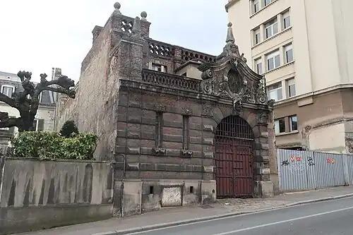Photographie en couleur d'un bâtiment.