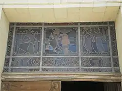 Vu de l'extérieur ; rectangulaire, il présente des scènes liturgiques.