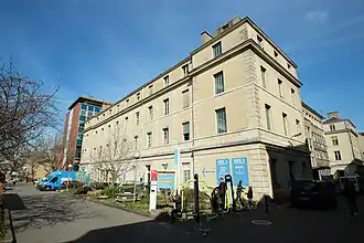 Bâtiment de l'ancien service des admissions, des traitements externes et de l'orthopédie.