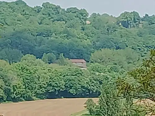 Saint-Antoine de Goloni dans son environnement, vu de la commune de Samadet.