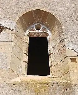 Fenêtre de style gothique de l'hôpital.