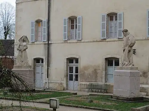 Statues de Guigone de Salins et de Nicolas Rolin, cours de la maison de retraite de l'Hôtel-Dieu de Beaune.