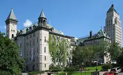 Hôtel de ville de Québec et l'édifice Price à droite.