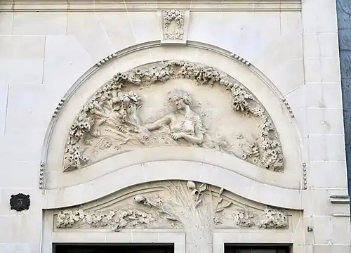Détail du bas-relief au-dessus de l'entrée.