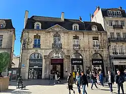 L'hôtel Burteur au n° 68.