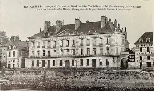 L'hôtel Deurbroucq à l'arrière du quai de l'île Gloriette avant les comblements.