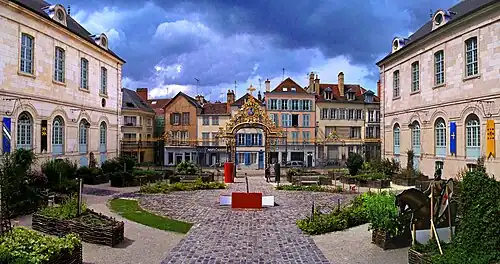 Sa grille et sa cour,