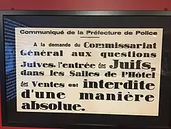 Affiche apposée à la demande du Commissariat sur l'hôtel Drouot, où étaient vendus de nombreux bien spoliés aux Juifs, leur en interdisant l'accès (mahJ).