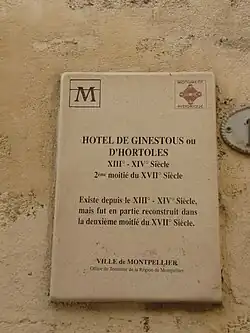 Plaque à l'entrée sur la rue.