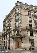 Hôtel La Pérouse, lieu emblématique du gaullisme sous la IVe République, au no&nbsp;40.