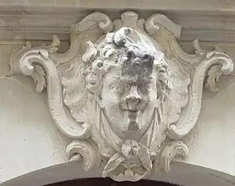 Mascaron au-dessus de la porte sur rue.