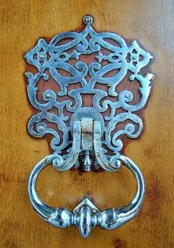 Heurtoir style rocaille.