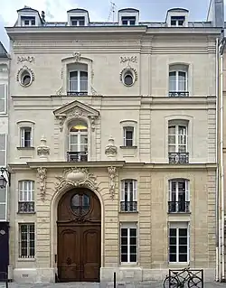Façade de style rocaille de l'hôtel de Marsilly. Paris.