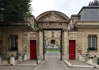 No&nbsp;5 : entrée de l'hôtel Saint-James.