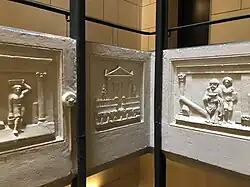 Détail de bas-reliefs de la cage d'escalier.