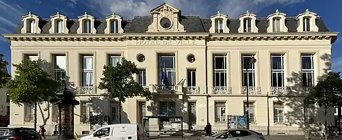 Façade sur l'avenue de la République.