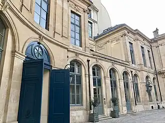 Porte d'entrée, sur la place Vendôme, et aile sud.