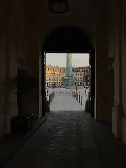 La place et la colonne Vendôme depuis l'entrée depuis la cour de l'hôtel d'Évreux, montrant le pan coupé de la place.
