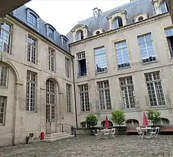 Aile gauche et corps de logis entre cour et jardin.