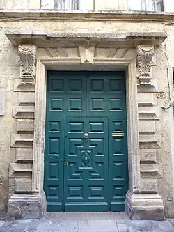 Visuel de la porte d'entrée donnant sur la rue.