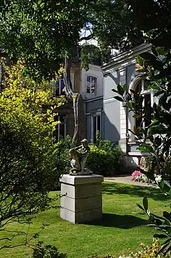 Statue dans les jardins de l'hôtel de Beauvau.