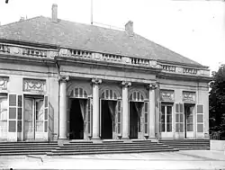 Façade sur le jardin.