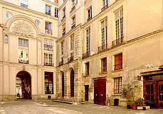 Première cour de l’hôtel.