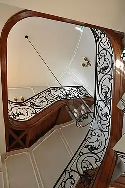 L'escalier d'honneur et sa rampe en fer forgé (XVIIIe&nbsp;siècle).