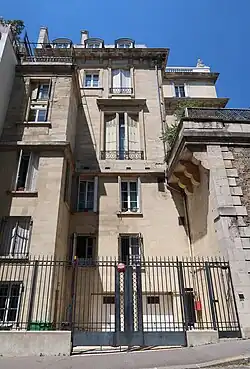 Nos&nbsp;2-4 : entrée de service de l'hôtel de La Trémoille.