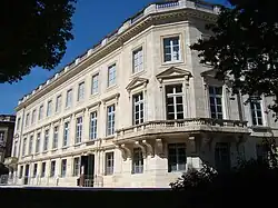 Vue de l'hôtel de Lisleferme depuis le jardin public.