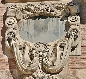 Détail de façade est sur la cour intérieure.