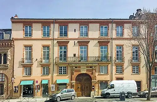 no&nbsp;34 : façade de l'hôtel de Puymaurin.