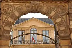 Façade sur la rue de Grenelle.