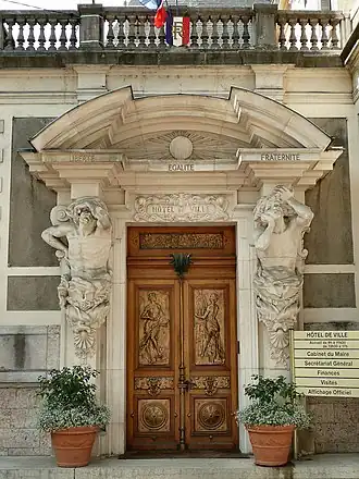 Entrée est de l'hôtel-de-ville.