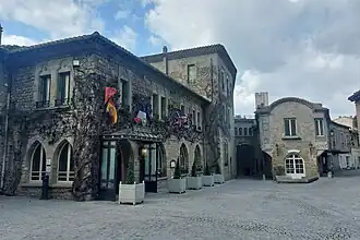 L'Hôtel de la Cité situé au cœur de la Cité médiévale.