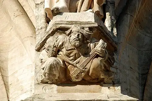 Cul-de-lampe de l'hôtel de ville de Bruxellesreprésentant un joueur de vièle.
