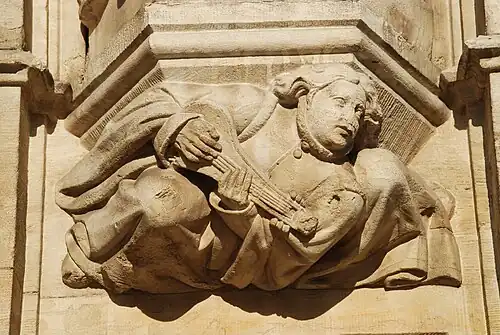 Cul-de-lampe de l'hôtel de ville de Bruxellesreprésentant un joueur de guiterne.