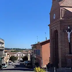 L'hôtel de ville vu depuis le parvis de la halle.