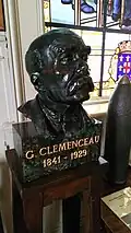 Hôtel de ville de Doullens, buste de Georges Clemenceau par François Sicard (1918).
