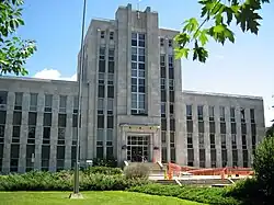 L'hôtel de ville de Shawinigan. Il fut construit de 1946 à 1947. Son style caractéristique rappelle celui de Vancouver.