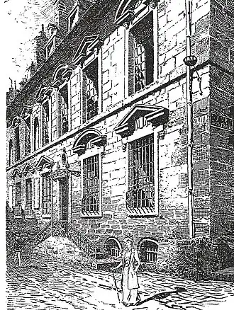 Dessin en noir et blanc d'une rue pavée bordée d'un immeuble à plusieurs étages.