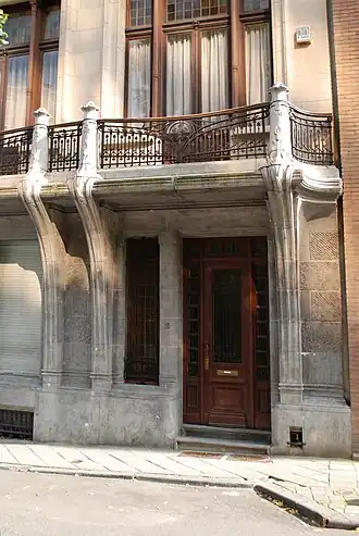 La travée de la porte d'entrée.