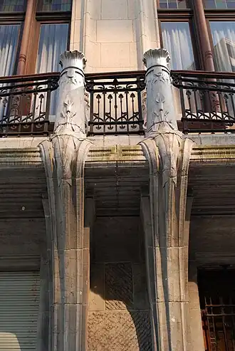 Feuilles et fleurs d'arumsur les consoles et piliers du balcon.