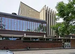 Piscine et salle de sport.